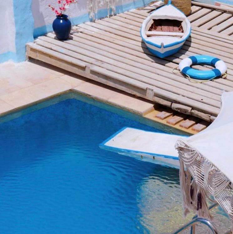 حمام السباحة