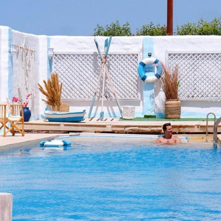 حمام السباحة